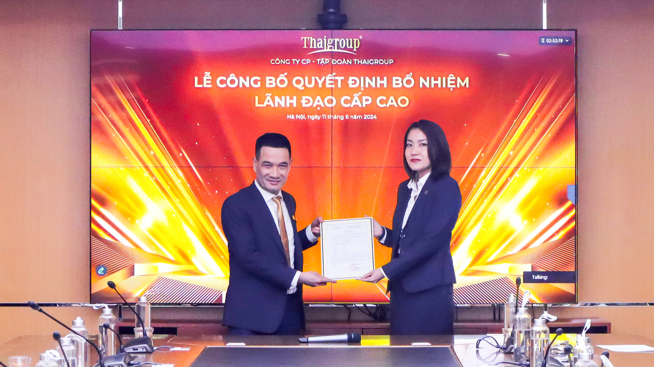 Ông Nguyễn Chí Kiên – CT HĐQT trao quyết định bổ nhiệm cho Bà Bùi Thái Ly